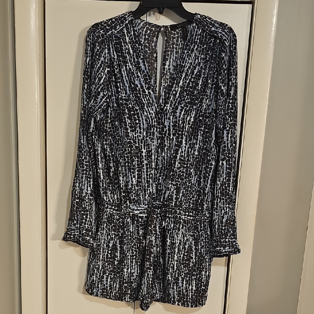 BCBG ROMPER SIZE M